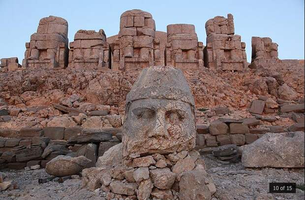 Пятидесятиметровый курган Антиоха на вершине горы Нимрут