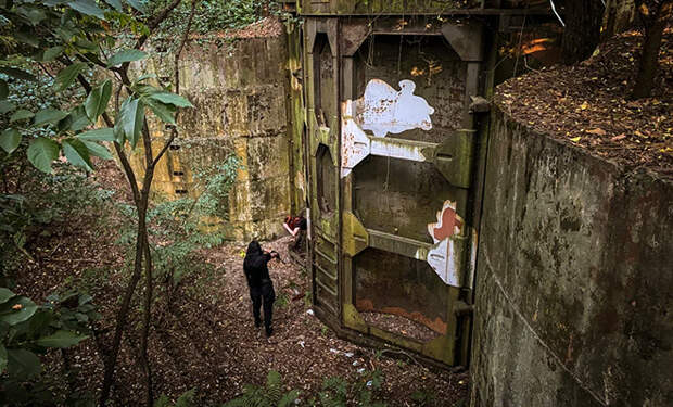Закопанный ангар с огромными воротами в лесу. Смотрим, что прятали за 7 метровыми створками: фото