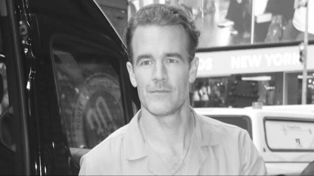 Умер звезда сериала «Бухта Доусона» Джеймс Ван Дер Бик