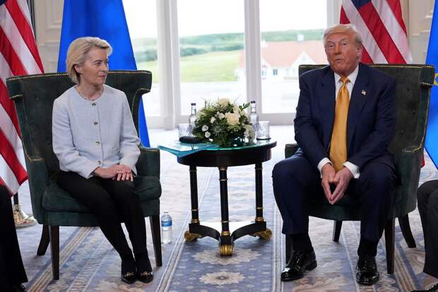 Председатель Еврокомиссии Урсула фон дер Ляйен и президент США Дональд Трамп во время встречи