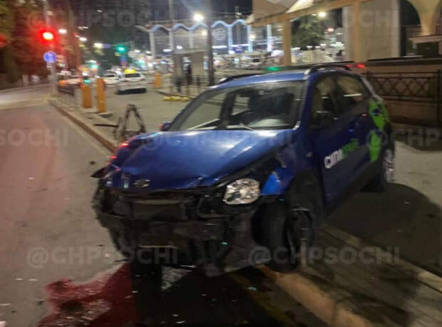 В Сочи каршеринг на полной скорости влетел в дорожное ограждения: водитель сбежал