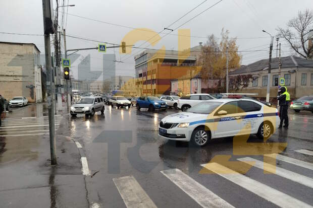 В Туле перекрыли улицу Советскую в сторону Пролетарского района из-за массового ДТП