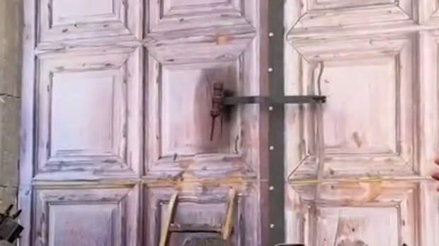 В Иерусалиме открыли двери храма Гроба Господня перед схождением Благодатного огня