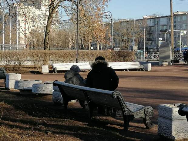 В Луге пожилые супруги отдали дропу мошенников 10 млн рублей