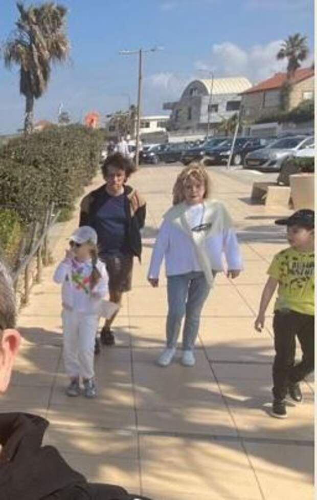Максим Галкин с семьей гуляет по израильским улицам без дизайнерских шмоток и секьюрити