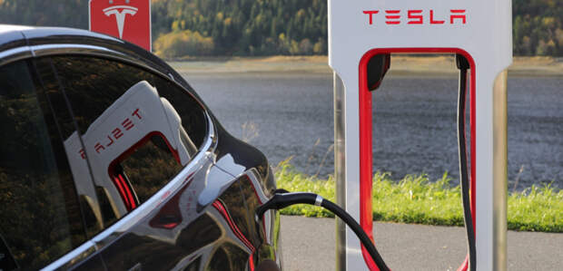 В аварии Tesla без человека за рулем погибли двое