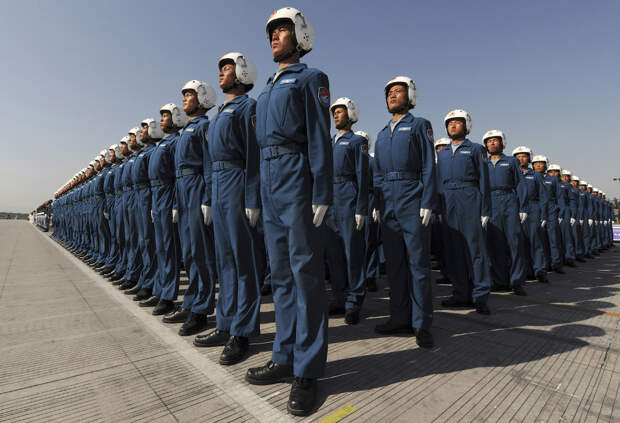 Парад авиаторов на окраине Пекина