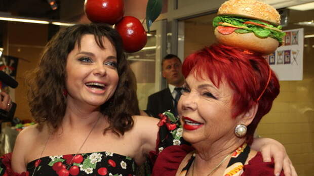 Мать Наташи Королевой пляшет с флагом США и мечтает о гражданстве РФ из-за соцгарантий: певица попала на критику после скандала с Михалковым