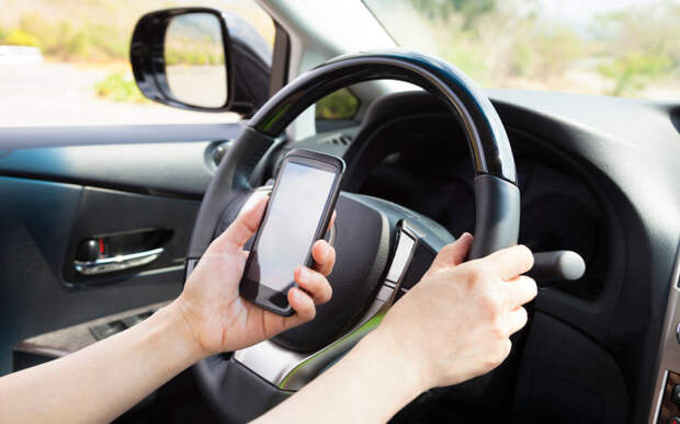 Телефон как одна из главных опасностей в авто.