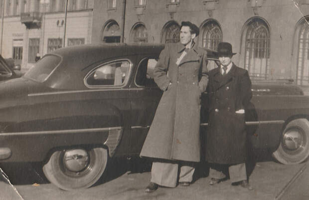 Ленинградские модники у гостиницы «Астория», конец 1940-х годов