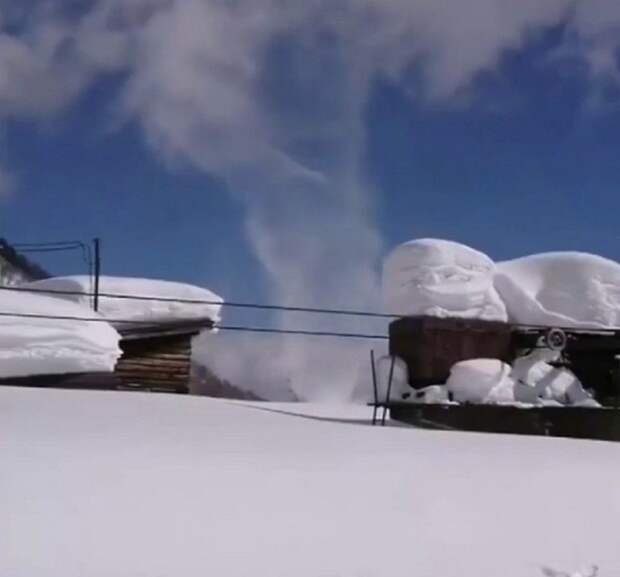 Снежный торнадо - уникальное явление в Уренгое