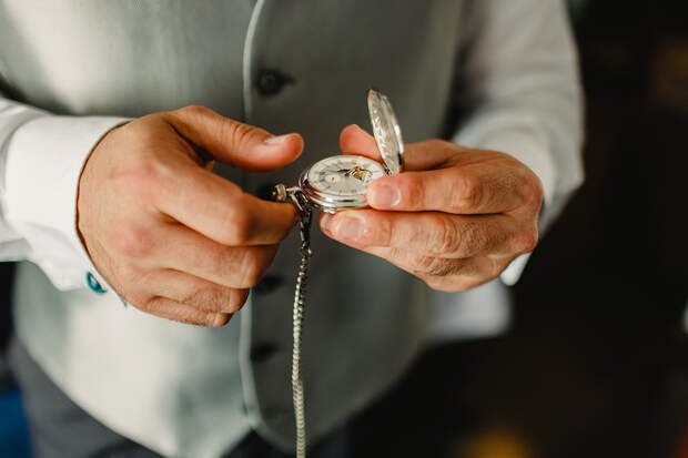 Время 01:01 на часах: значение цифр в ангельской нумерологии