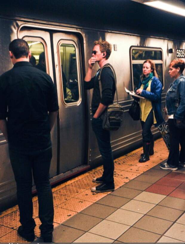 Знаменитости, которые сколотили состояние, но продолжают вести обычный образ жизни