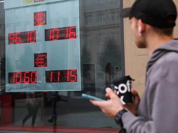 Доллар вновь готовится к штурму 100-рублевого рубежа: чего ждать в сентябре