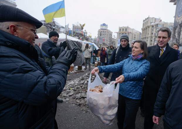Виктория Нуланд раздает печеники на Майдане в Киеве