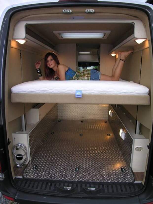 Фургон, в котором есть место для полноценного сна и отдыха водителя во время длительных поездок.