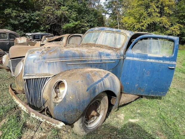 Даже в таком виде Ford Deluxe 1939 года напоминает каким красавцем он когда-то был. Синий цвет кузова — просто прима! авто, джанкярд, коллекция, коллекция автомобилей, олдтаймер, ретро авто, свалка автомобилей