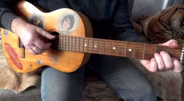 Как в СССР появилась мода украшать гитары наклейками с девушками