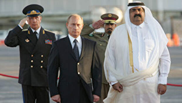 Президент России Владимир Путин и эмир Катара шейх Хамад бен Халифа Аль Тани во время официальной встречи в аэропорту столицы Катара Дохе. 12 февраля 2007 года