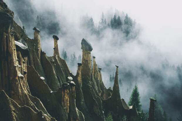 Удивительный памятник природы: сюрреалистичные земляные столбы в Итальянских Альпах