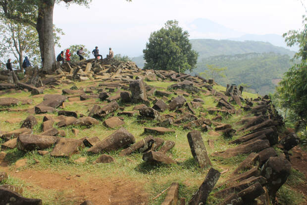 Гунунг Паданг: Древнейшая пирамида или просто гора с осколками базальта? (13 фото)
