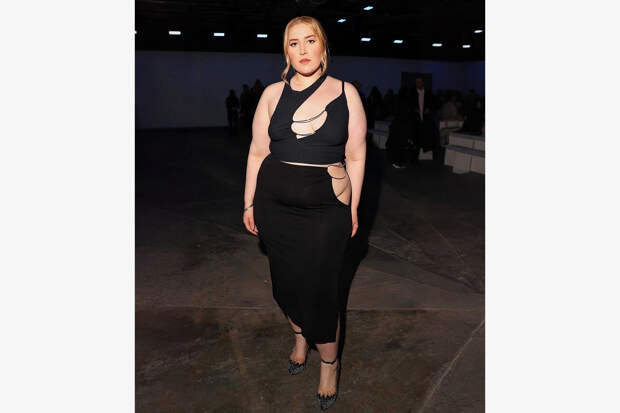 Дочь известного ведущего вышла в свет в откровенном платье без трусов