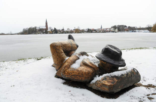 Деревянная скульптура на набережной озера Муэриц в Робеле