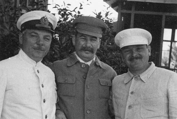 Климент Ворошилов, Иосиф Сталин и Андрей Жданов (слева направо) на отдыхе в Сочи