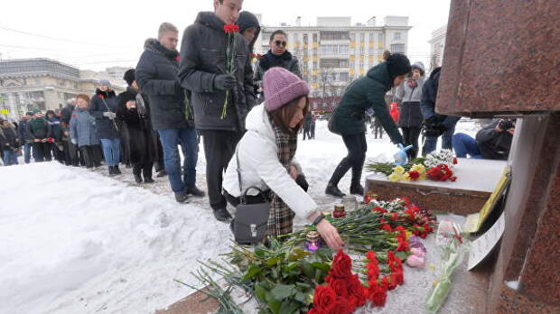 Местные жители возлагают цветы к памятнику Орлёнок в Челябинске на акции памяти по погибшим при обрушении одного из подъездов дома в Магнитогорске. 3 января 2019 Местные жители возлагают цветы к памятнику Орлёнок в Челябинске на акции памяти по погибшим при обрушении одного из подъездов дома в Магнитогорске. 3 января 2019