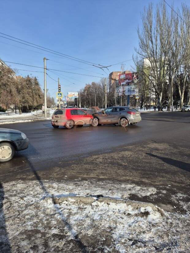 ДТП в Мвкеевке на перекрёстке, на повороте на универмаг