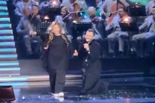 Денис Клявер встал на колени перед Анитой Цой: певица отметила 55 лет