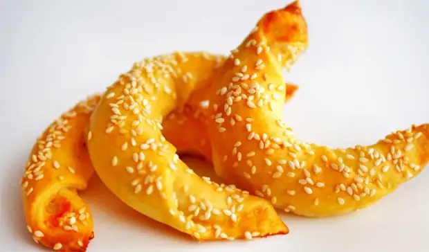 Рогалики с сыром, яйцами и чесноком