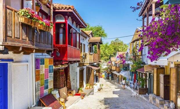 Яркие улочки города Каш