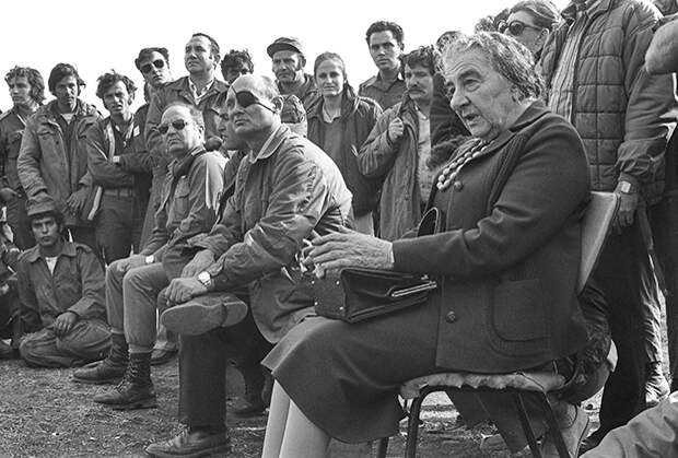 Голда Меир во время публичного выступления в 1952 году