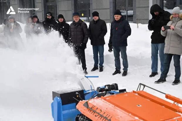 Минпромторг опубликовал фото коммунальных роботов, которые в тестовом режиме убирают снег в Казан