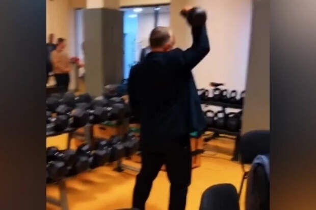 Орбан показал, как жал гирю в деловом костюме, и заявил о готовности к бою