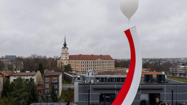 Польша перестала выплачивать неработающим украинцам пособия на детей