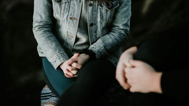 Почему зумеры чаще страдают депрессией, но смелее идут к психологу? Мнение эксперта