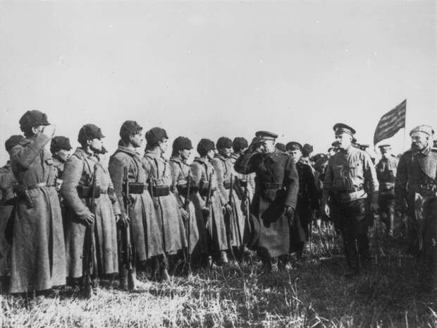 А.В. Колчак обходит строй солдат. 1919 г.