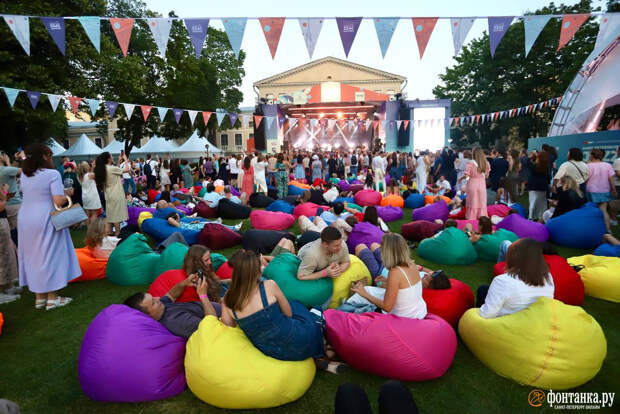 Они из джаза. Как в Петербурге под открытым небом проходит Большой джазовый фестиваль с Ларисой Долиной и рэпером L'One