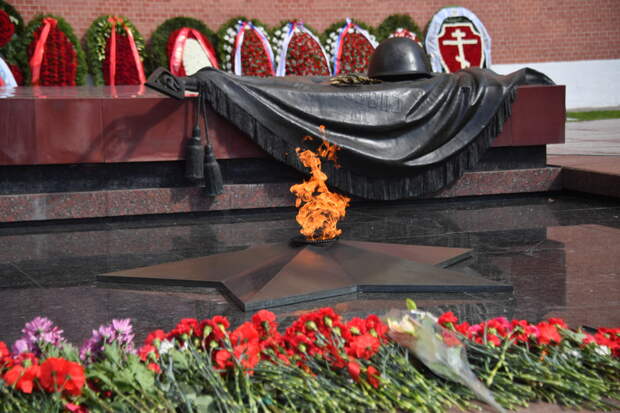 Путин в Александровском саду возложил цветы к Могиле Неизвестного Солдата