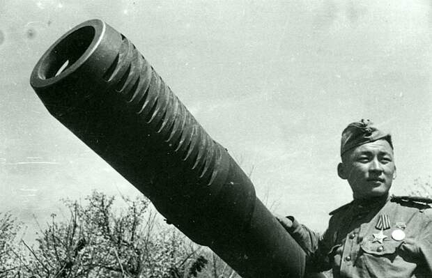 Артиллерист позирует у ствола советской 152-мм гаубицы МЛ-20. Артиллерия РККА, Великая Отечественная война, история