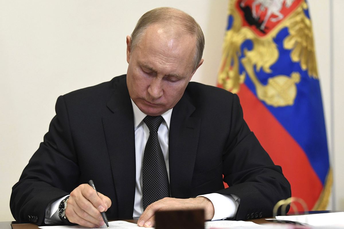 Путин поручил защитить граждан от списания минимального дохода по долгам