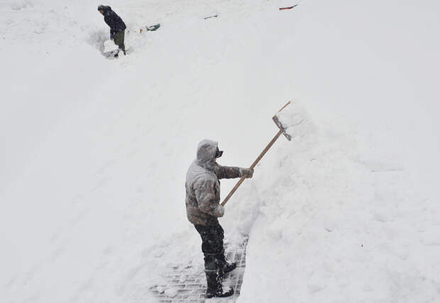 Врач оценил пользу уборки снега для организма