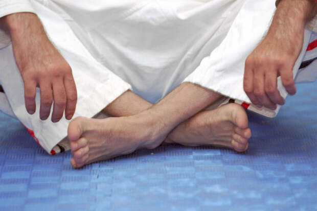 Каратисты отбились от девушки с губной помадой в российском санатории