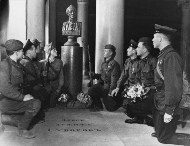У надгробной плиты Суворова, Ленинград, 1942 г. история, ретро, фото