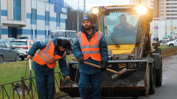 Первые 17 индийских дворников вышли убирать улицы Петербурга