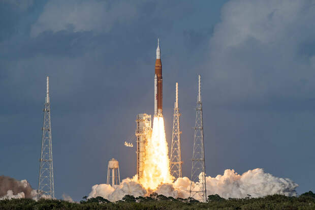 Видео лунной миссии НАСА подогрело теорию о фальшивой высадке американцев на Луну