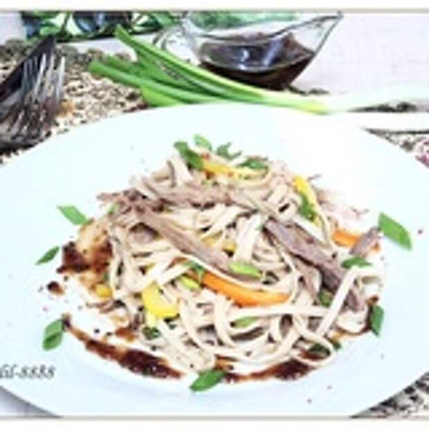 Гречневая лапша (соба) с запеченной уткой и сливово-имбирным соусом