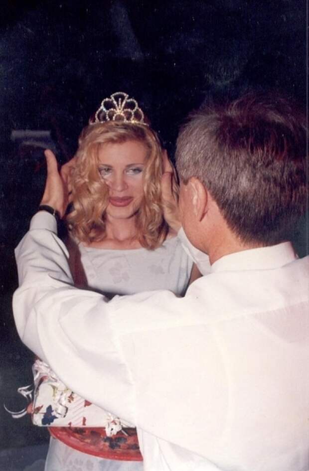 На снимке - кульминация присвоения титула Мисс Очарование в Сочи 98-го года. 